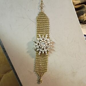 Elegant Gold Bracelet with Crystal Accents